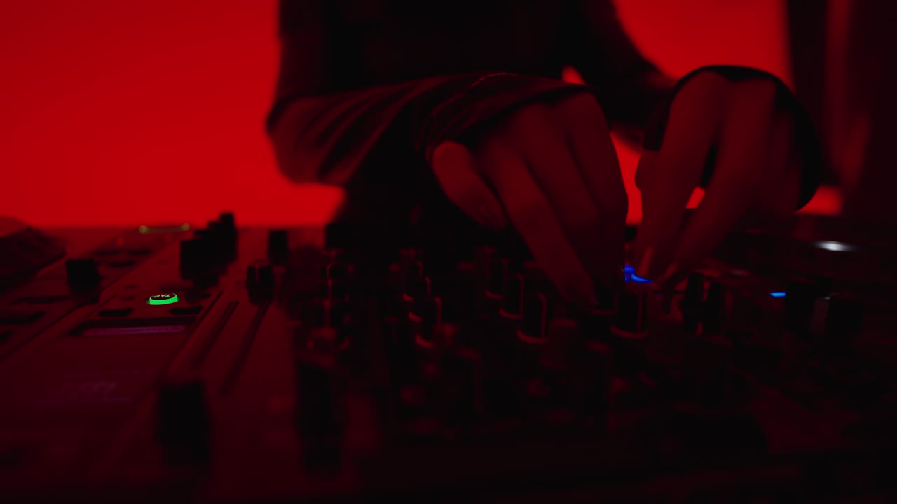 dj mezclando música en una consola