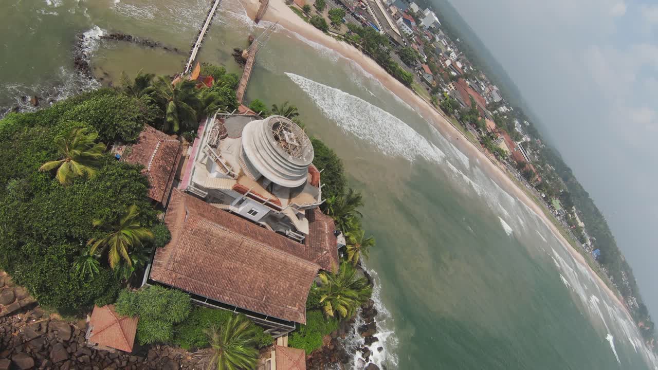 vista aérea de drones alrededor de la isla tropical de mirissa rodeada de arena y olas oceánicas en el destino turístico de sri lanka
