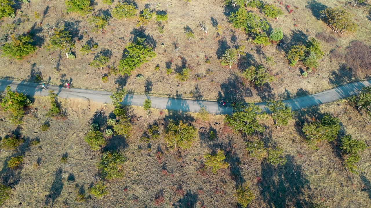 자갈길을 달리는 산악자전거 타는 사람들의 조감도