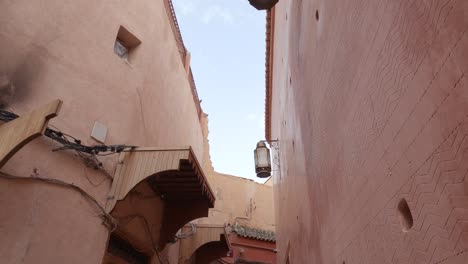 Side-entrance-of-ben-youssef-madrasa,-tilt-down