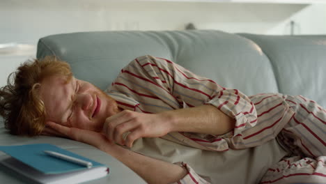 Hombre-Tranquilo-Durmiendo-Una-Siesta-En-Casa-En-Primer-Plano-De-Pijama.-Estudiante-Guapo-Disfrutando-De-Soñar-Despierto