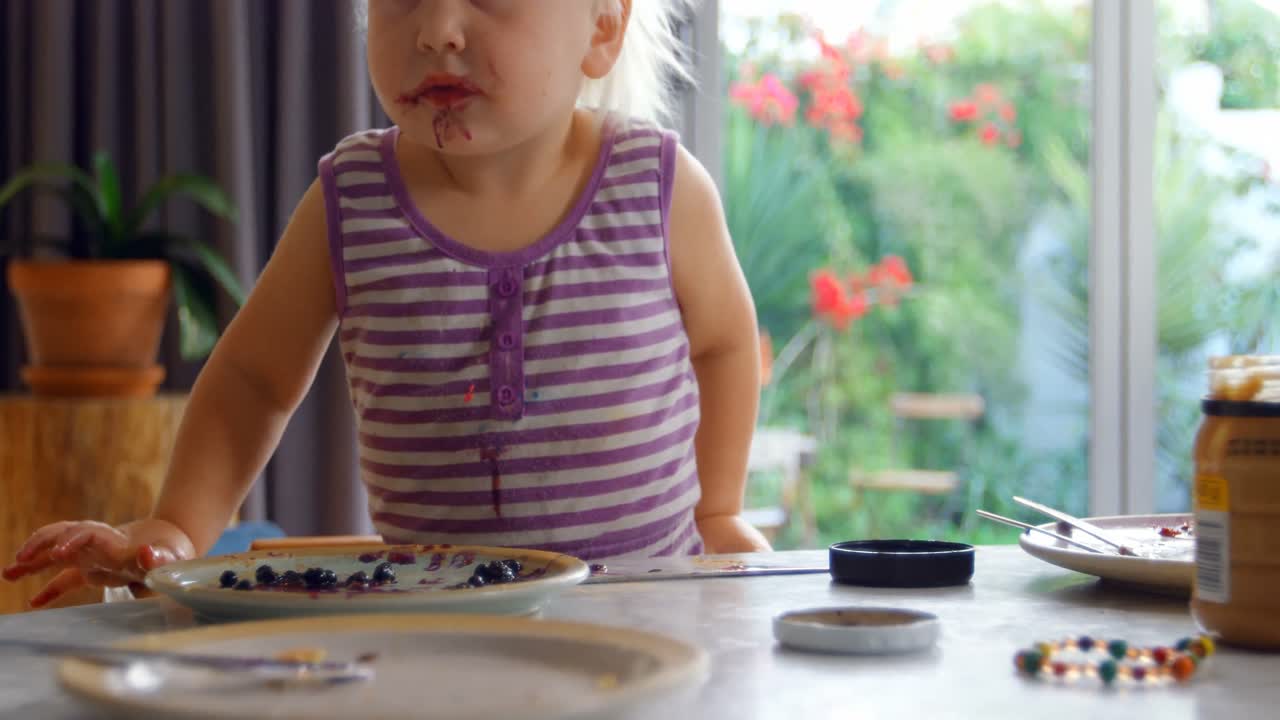 식탁 테이블 4k에 그의 의자에서 나오는 아기