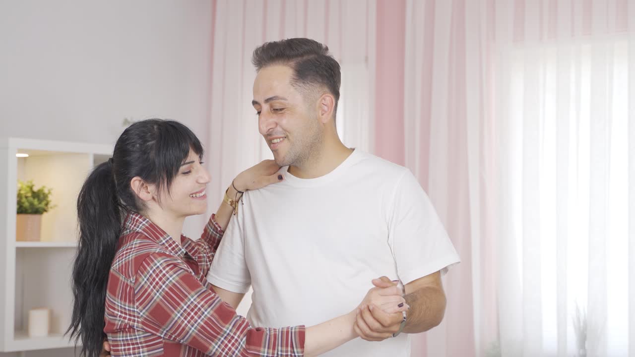 로맨틱한 춤을 추는 결혼 부부.