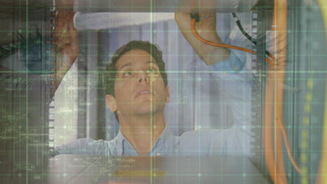 animación del procesamiento de datos a través de servidores informáticos y ingeniero informático caucásico