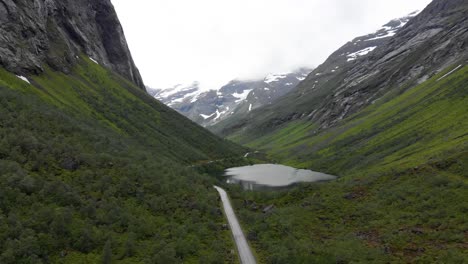 Vista-Aérea-De-Un-Valle-Llamado-Norangsdalen,-Movimiento-Ascendente-Y-Hacia-Adelante