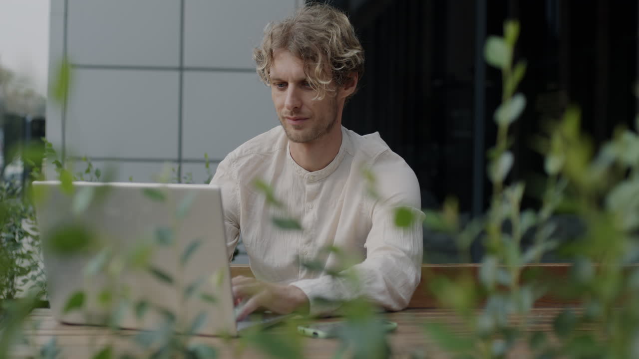 Человек, работающий на ноутбуке в кафе.