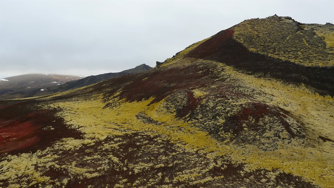 vista aérea alrededor del área con el antiguo cráter del volcán en islandia