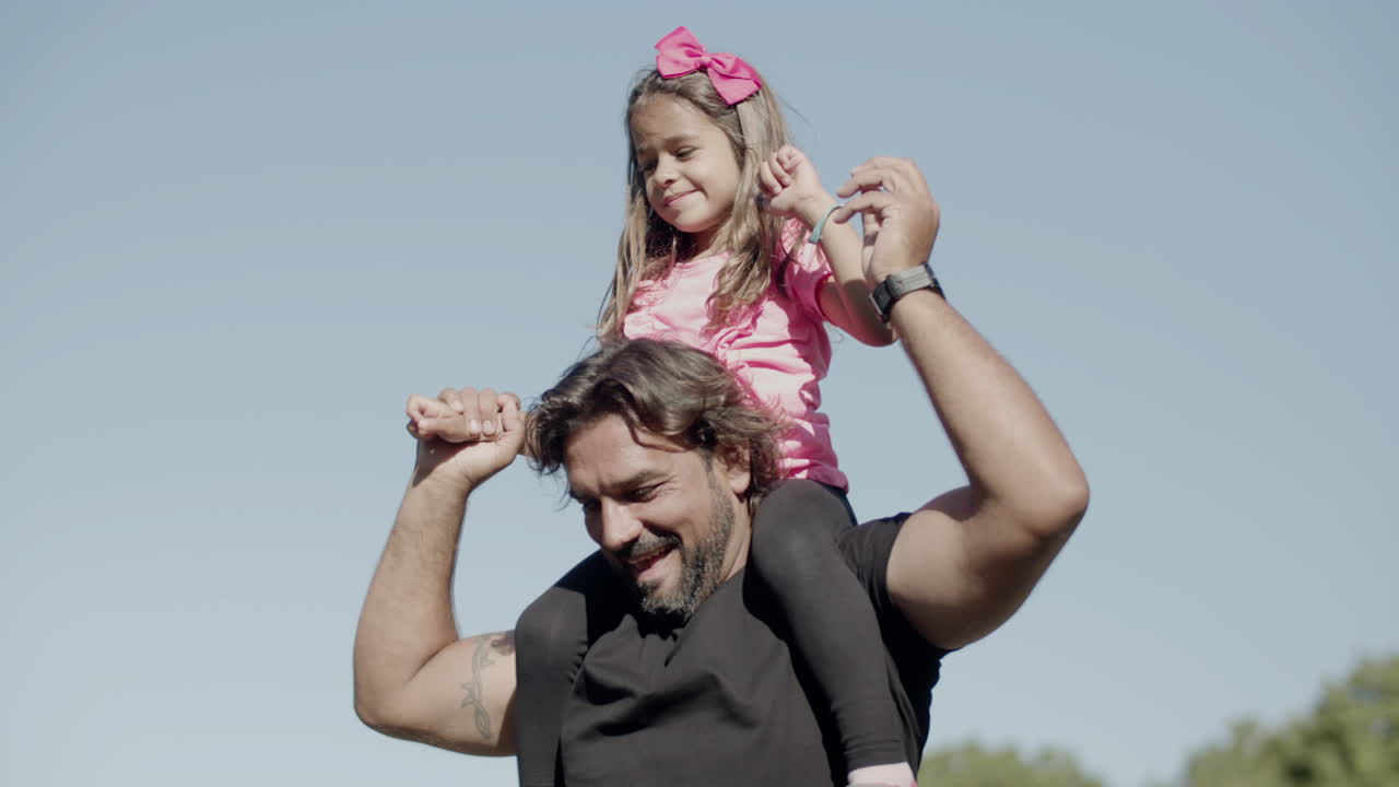 Plano médio de pai caucasiano feliz colocando o filho nos ombros