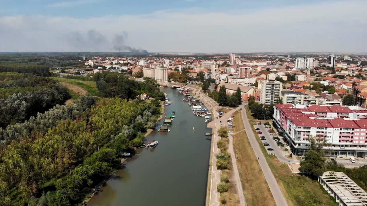 imágenes cinematográficas en cámara lenta con clasificación de color de la construcción de la ciudad junto al río