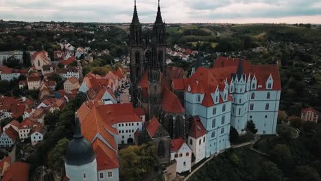 die kamera umkreist das schloss albrechtsburg in meissen, deutschland