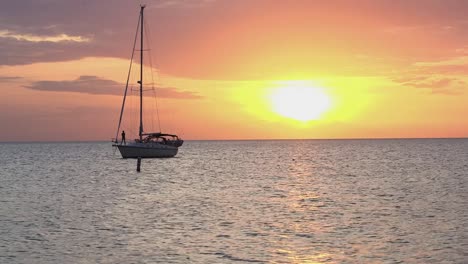 Segelboot-Verankert-An-Der-Küste-Von-Florida-Mit-Wunderschönem-Creamsicle-Sonnenuntergang