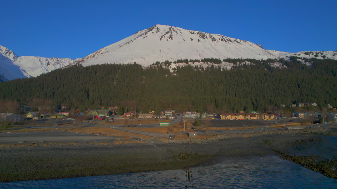 vista lateral de seward alaska y las montañas al amanecer