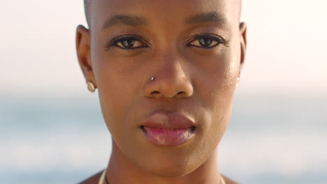 Porträt-Einer-Afrikanischen-Frau-Am-Strand-Während