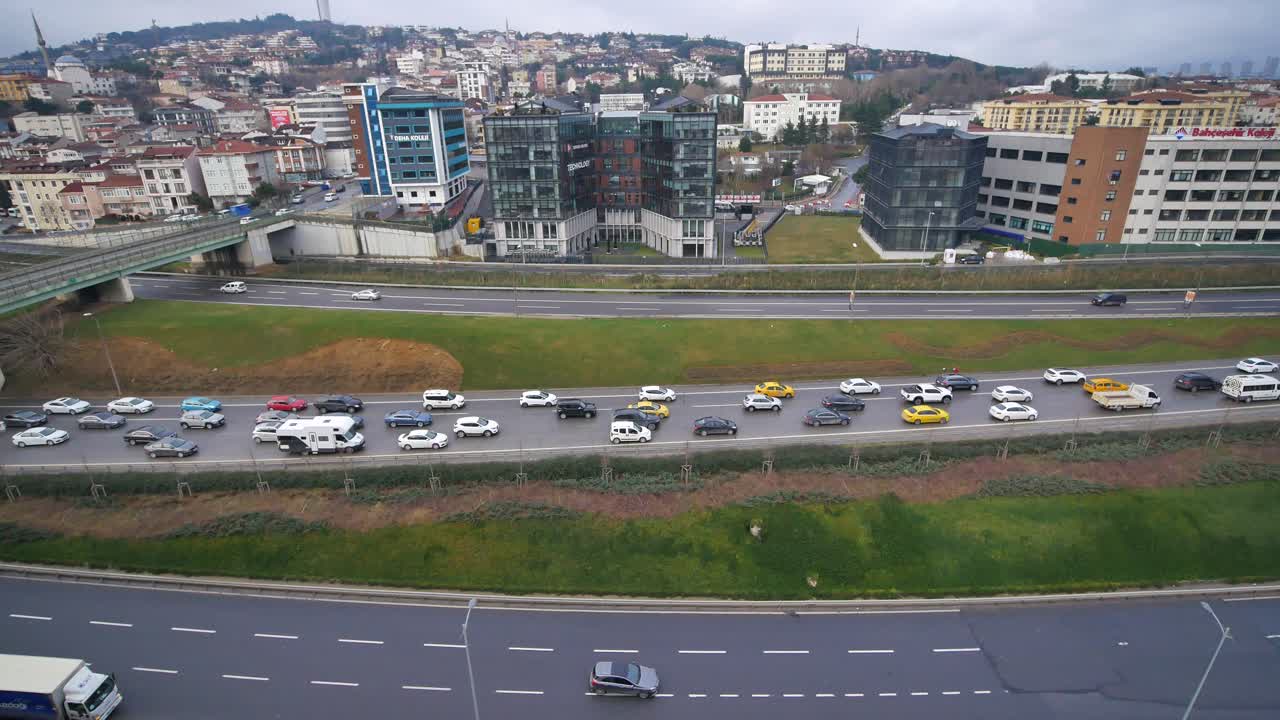 tráfico de autopistas en un paisaje urbano