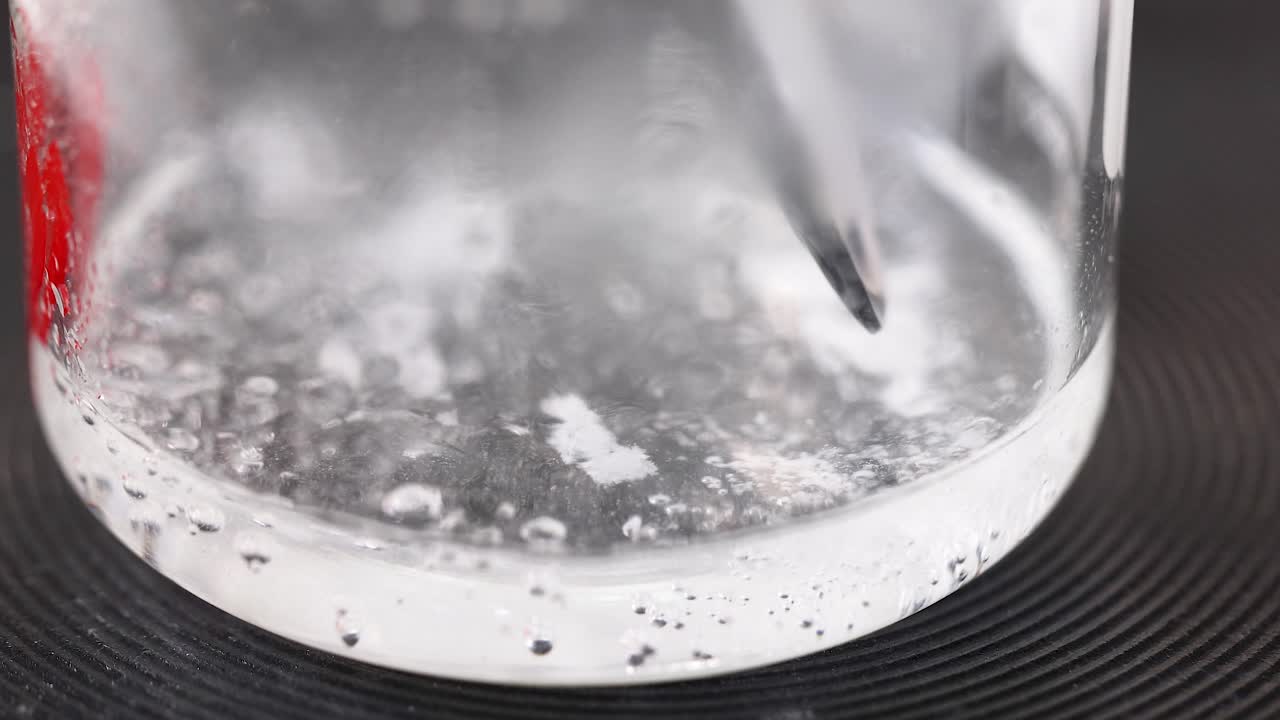 물질을 혼합하고 실험실 컵에서 반응합니다.