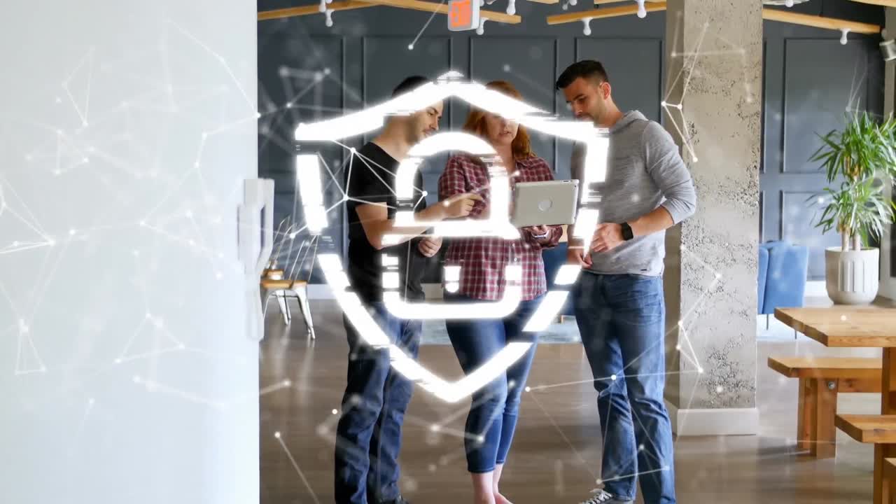 animación de candado y procesamiento de datos sobre diversas personas de negocios en la oficina