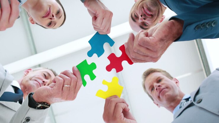 Professionisti che tengono un pezzo di puzzle