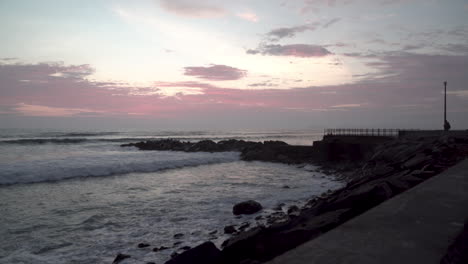 atardecer y cielo nublado sobre mar y embarcadero en miraflores, lima, per?