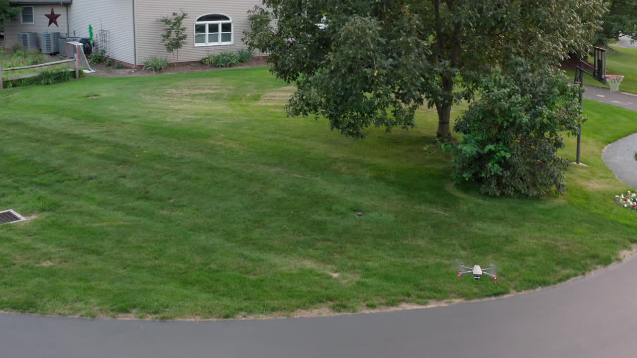 드론이 공중을 날다가 착륙하는 모습