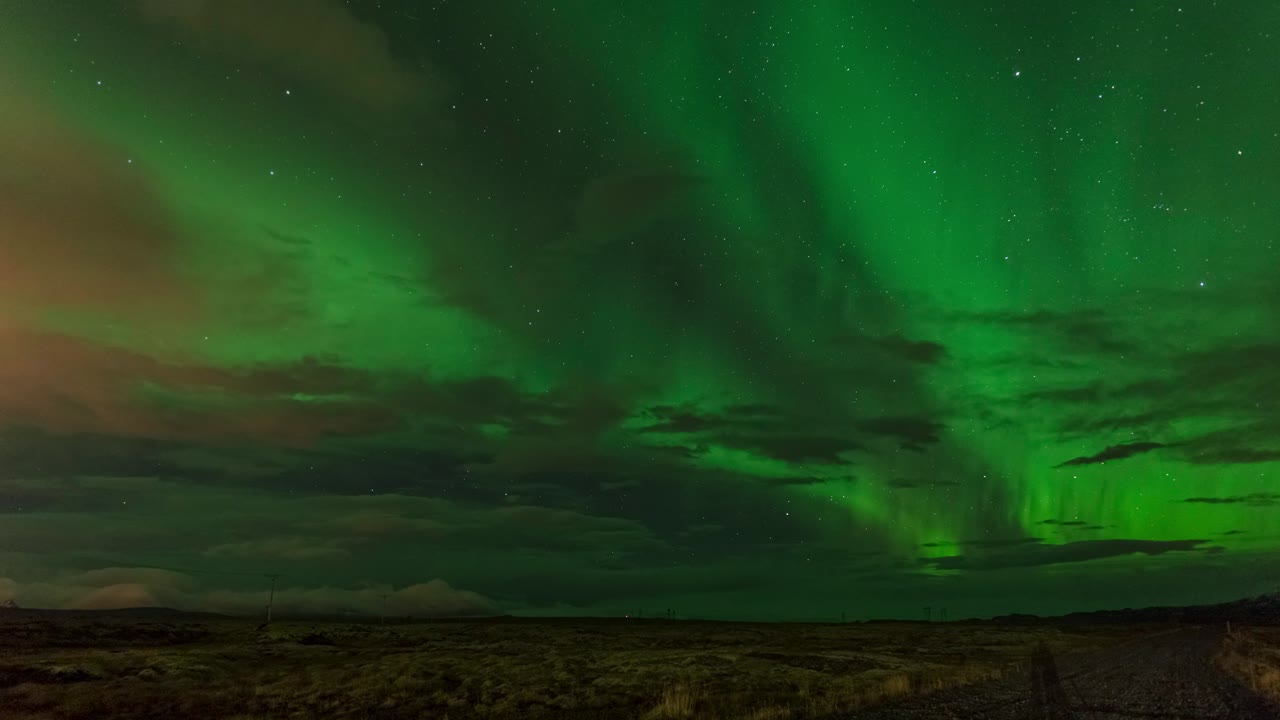 hermosos colores verdes brillantes de la aurora boreal - timelapse