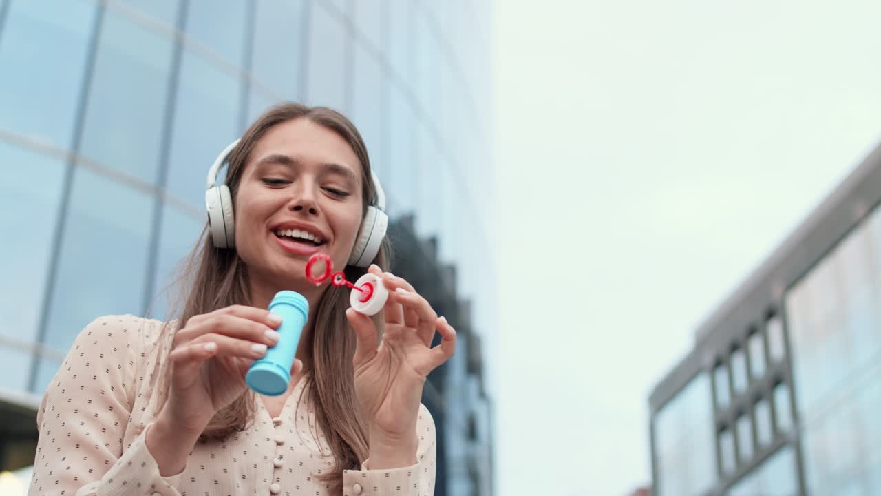 현대 건물에 의해 비누 거품을 불어