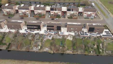 antena de casas con energía solar cerca del agua