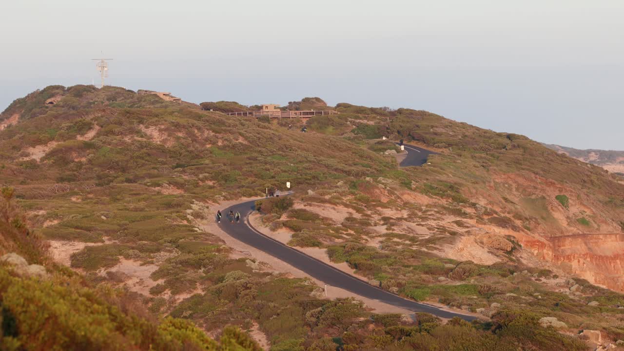 군용 커 근처의 언덕 지형을 가로질러 휘어지는 도로