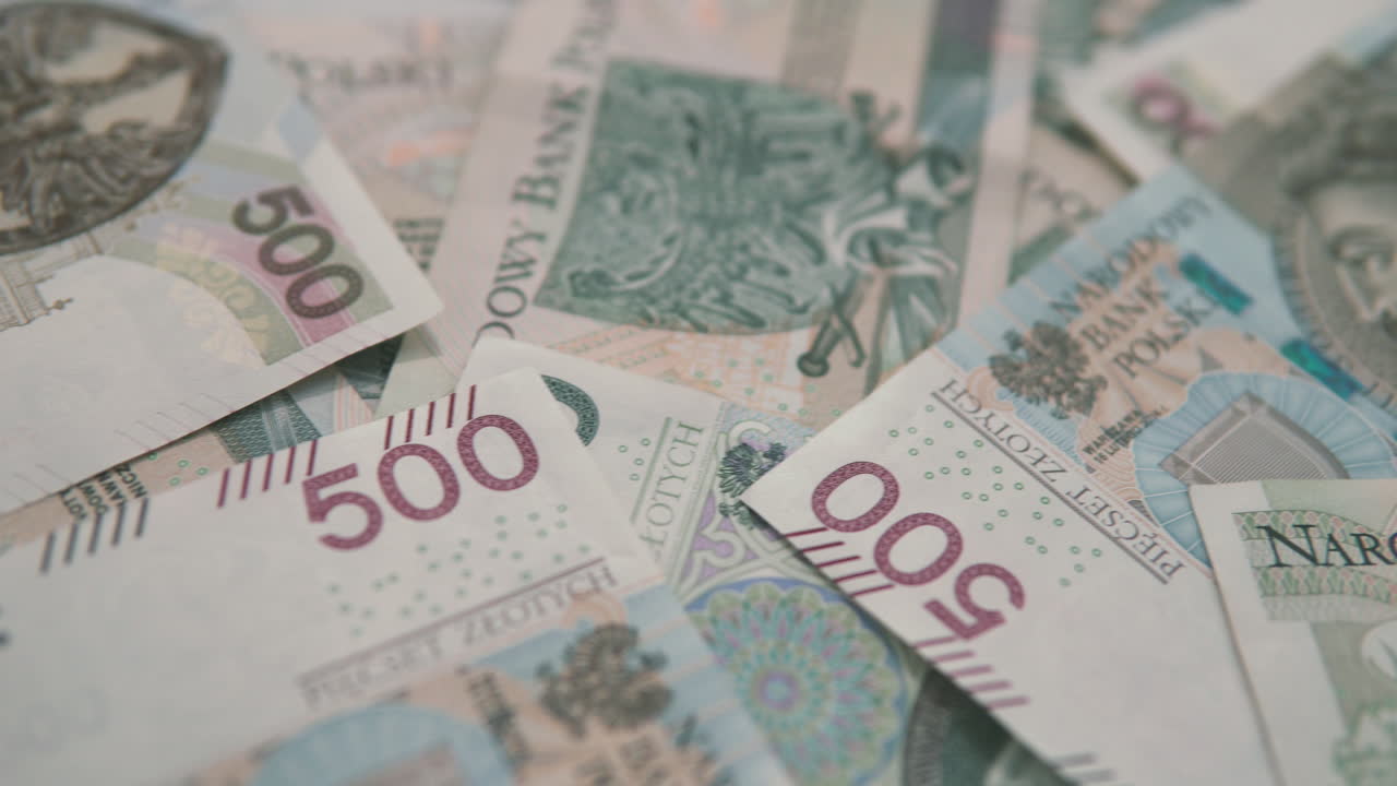 camión rápido en dinero polaco en la mesa, 500 y 100 pln alrededor