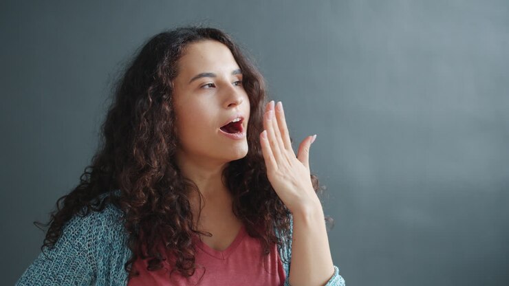 Donna che sbadiglia e annoiata