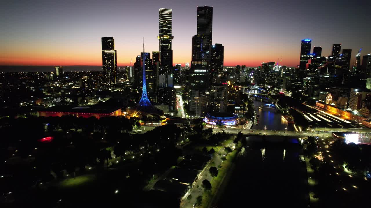 Vista aerea del distretto artistico di Southbank a Melbourne, bagliore dorato al tramonto.