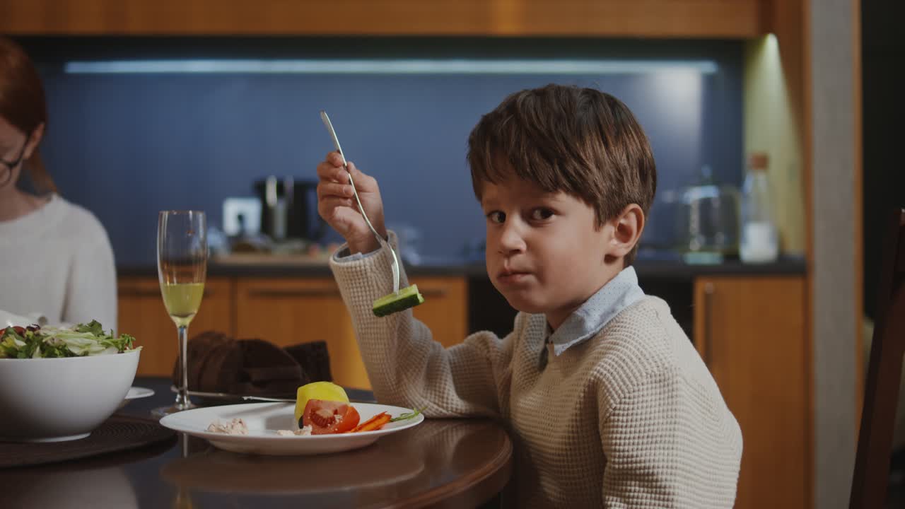 Bambino che cena con la famiglia