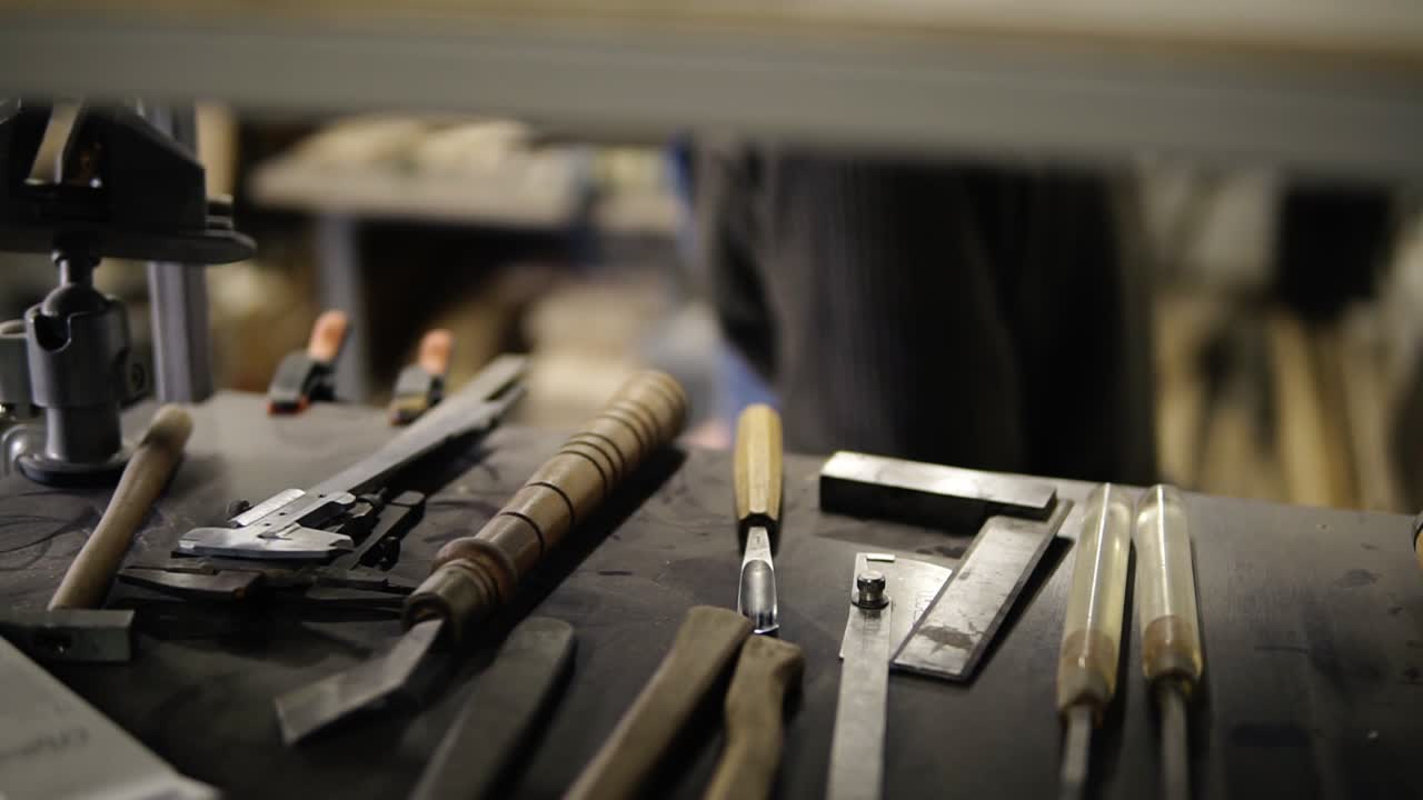 herramientas de carpintería y artesanía. herramientas de mano de carpintería. planadoras, cinceles, herramientas de medición. vista desde el estante cuando el maestro toma una herramienta en particular