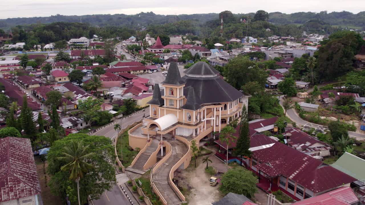 Gereja Katolik Tarung di tengah hiruk pikuk lalu lintas.
