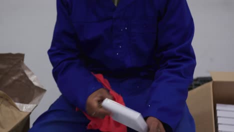 joven trabajando en un almacén