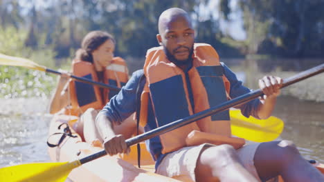 kayak, naturaleza y confundido con pareja en el lago