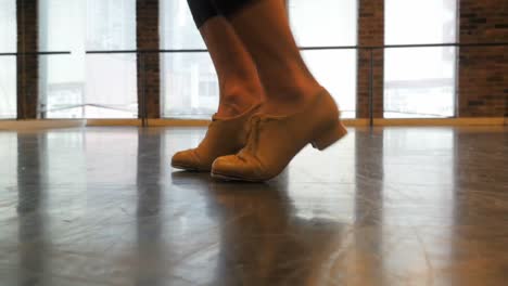 mujer practicando un baile de tap
