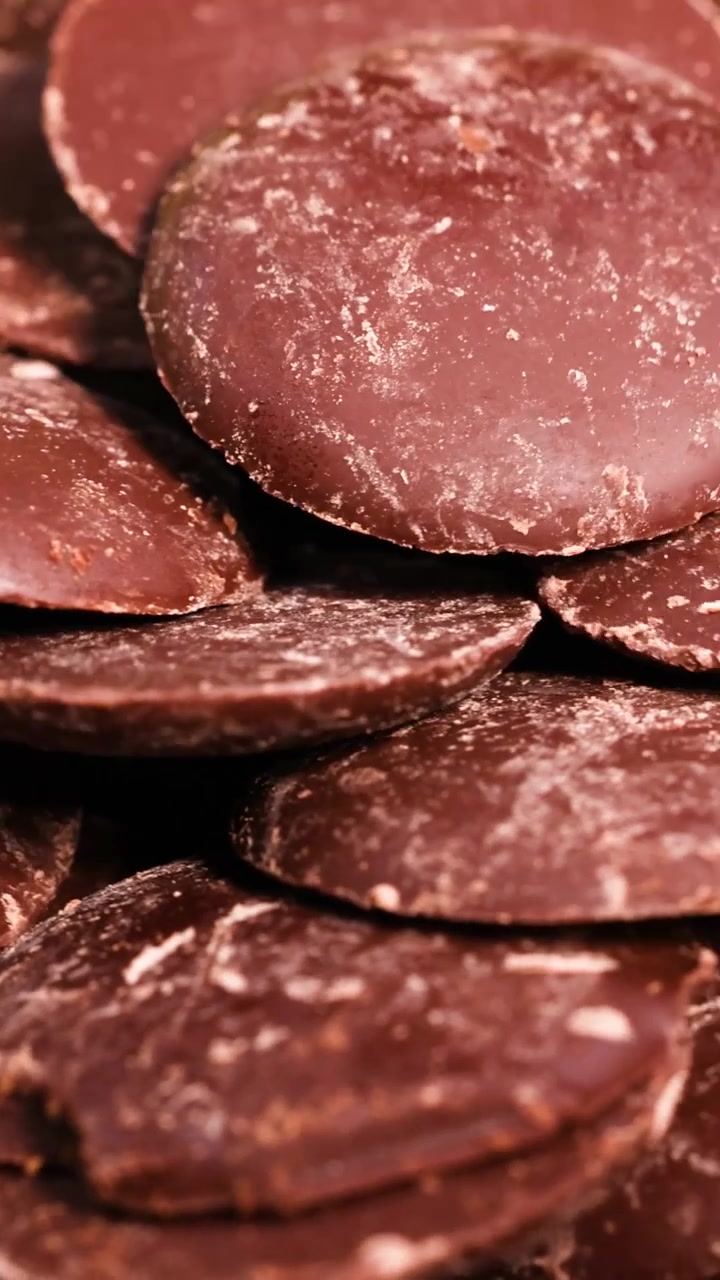 Dischi di cioccolato che vengono mescolati