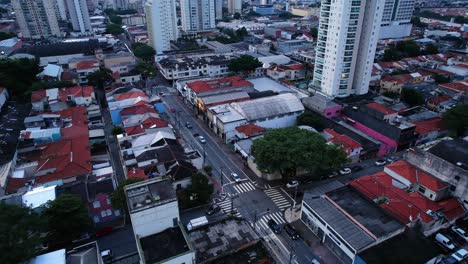 Vista-Aérea-Con-Vistas-Al-Tráfico-En-Las-Calles-De-Sao-Paulo,-Hora-Azul-En-Brasil