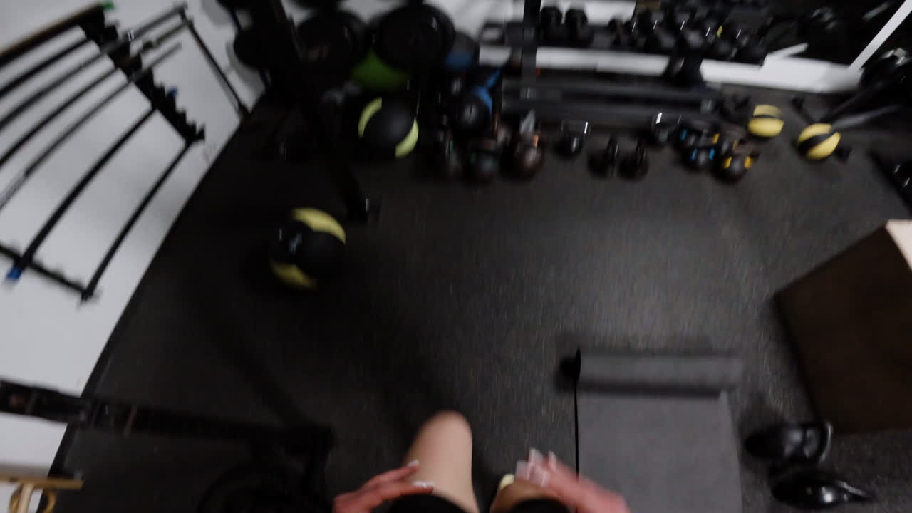 체육관 에서 운동 하는 것