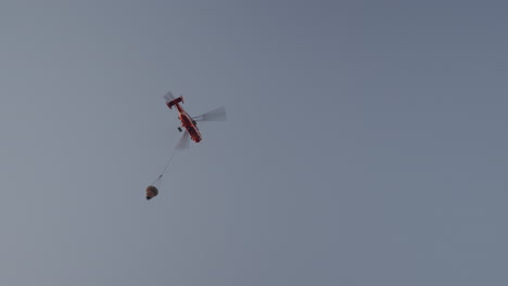 helicóptero de extinción de incendios en acción