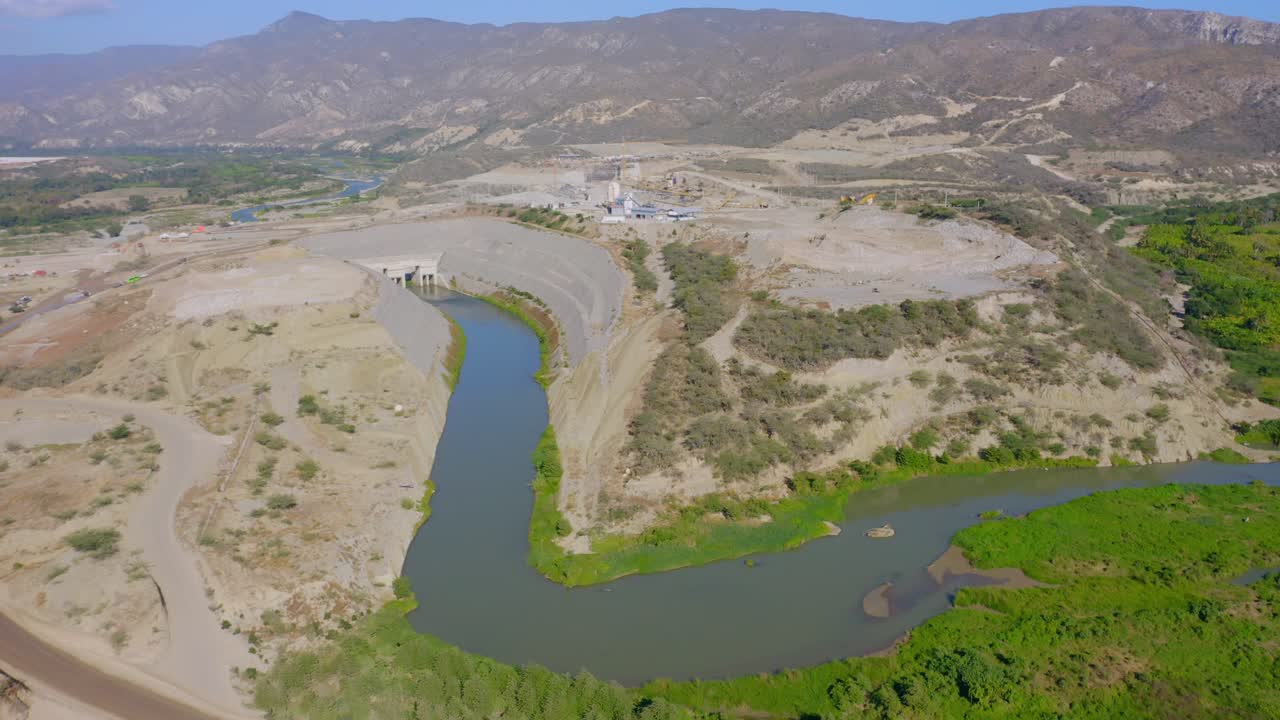 vista aérea de cierre del tráfico de trabajo en la carretera a la represa de monte grande sobre el río en construcción
