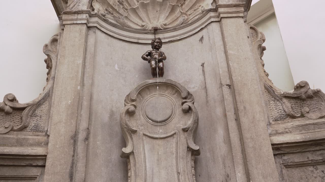 escultura manneken pis en bruselas