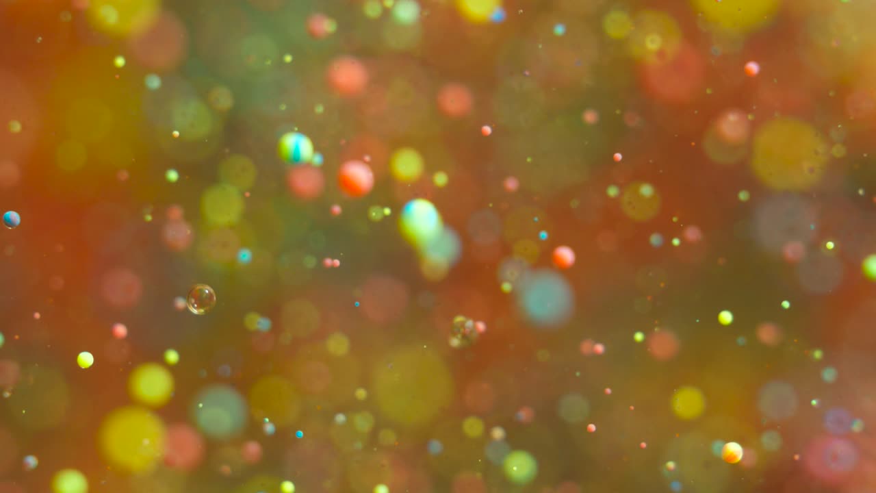 movimiento caótico abstracto de partículas en el espacio. movimiento lento colores brillantes burbujas pintura de aceite universo moviéndose multicolor de cerca. pintura acrílica. superficie hipnótica fantástica. big bang. nanotecnología.