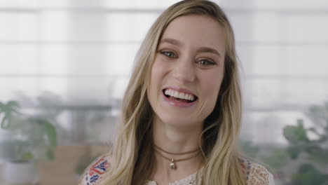 retrato de retrato de atractiva mujer de negocios rubia pasante riendo alegremente mirando a la cámara disfrutando del estilo de vida laboral en el fondo del espacio de trabajo de la oficina