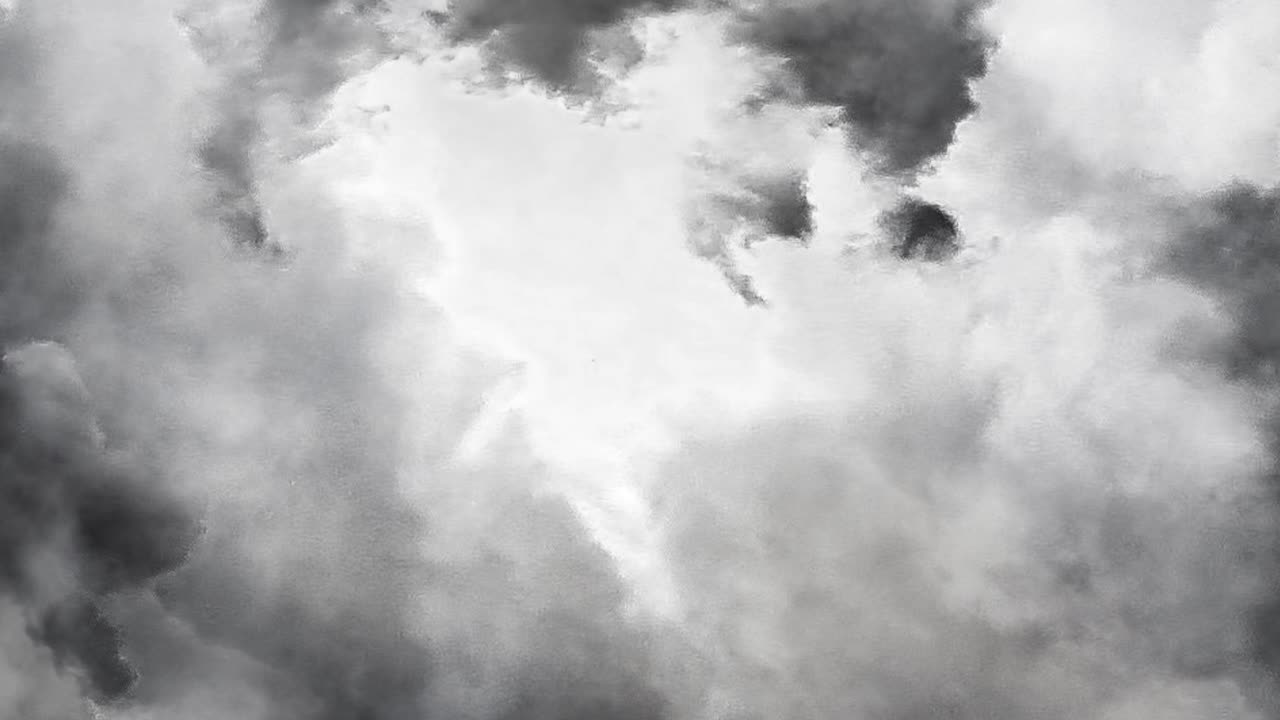 4.000 relámpagos caen entre las nubes moviéndose en el cielo gris