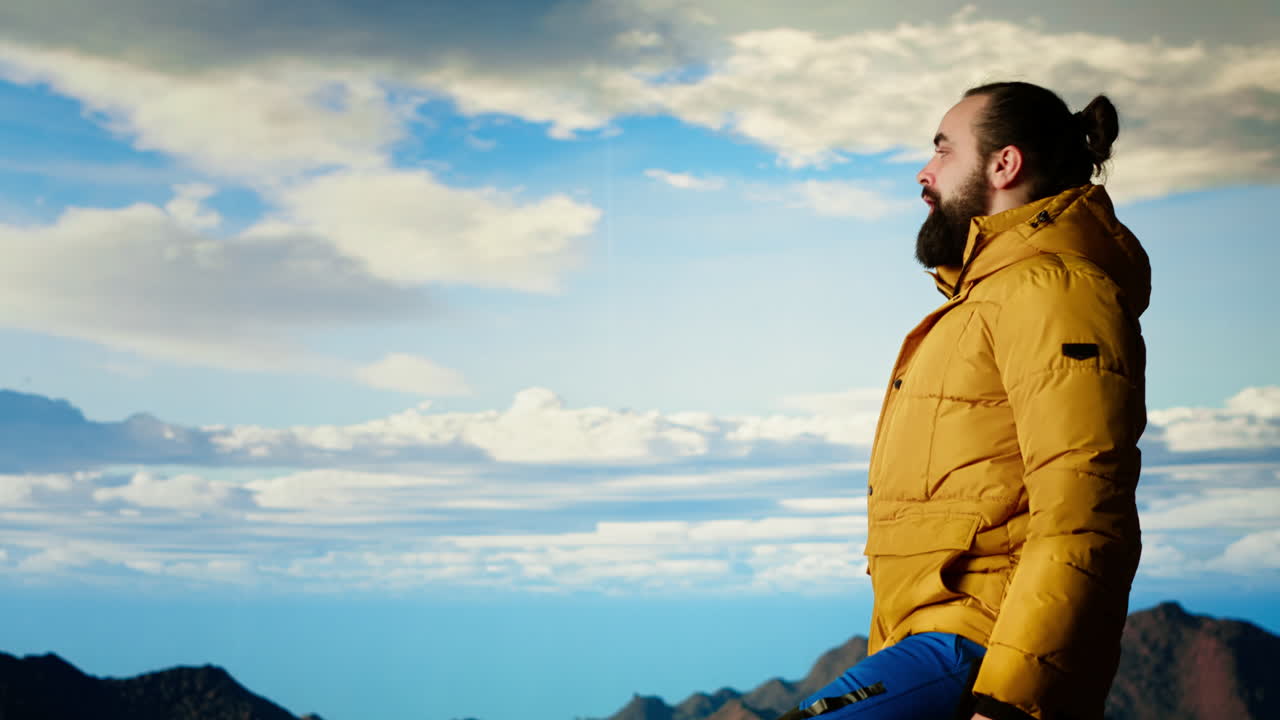 el excursionista se toma un momento para admirar la vista panorámica de las montañas