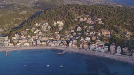 Luftaufnahme-Von-Port-De-Sóller-Mallorca-Mit-Angedockten-Segelbooten-Bei-Sonnenuntergang