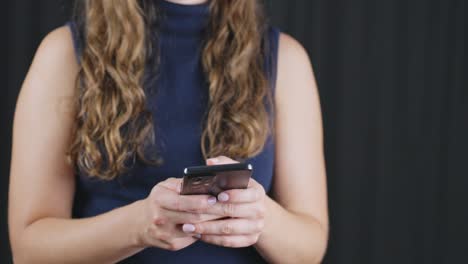 Mujer-Sosteniendo-Un-Teléfono-Inteligente-Escribiendo-Mensajes-SMS-Con-Un-Primer-Plano-Del-Concepto-De-Estilo-De-Vida