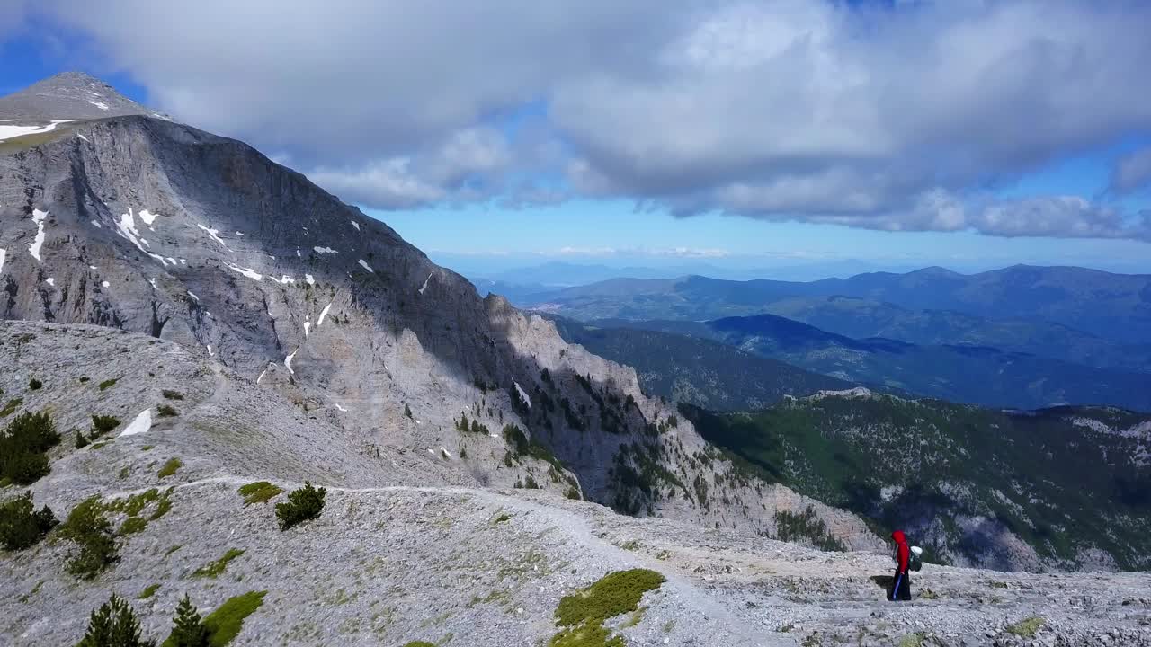 그리스 올림푸스 산 능선을 따라 하이킹하는 젊은 여성의 추적 샷