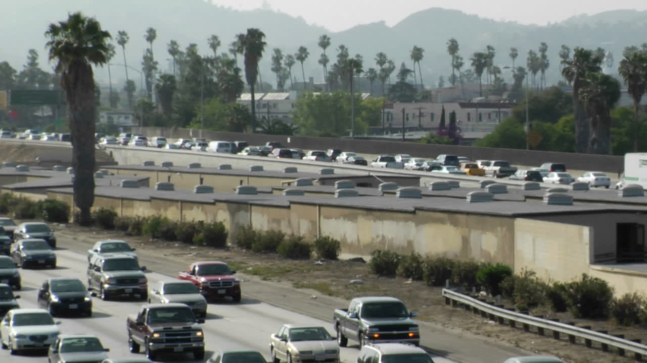 el tráfico se mueve lentamente a lo largo de una autopista muy transitada en los ángeles 8